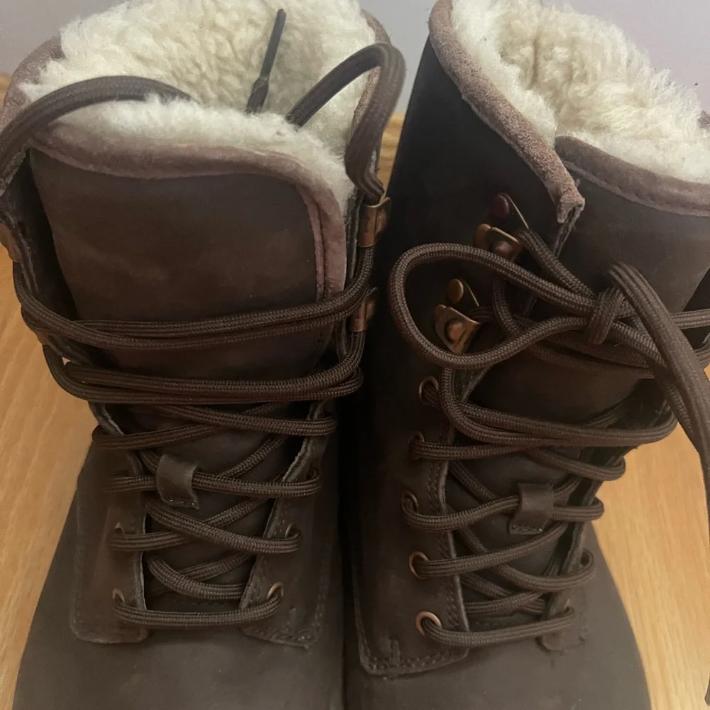 UGG Hannen Men’s Waterproof Shearling Winter Boots size 9